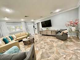 Stunning 3-bed House in Hollywood With hot tub