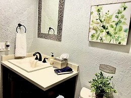 Stunning 3-bed House in Hollywood With hot tub