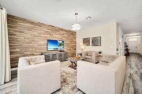 Gorgeous, Modern Home W/private Pool!