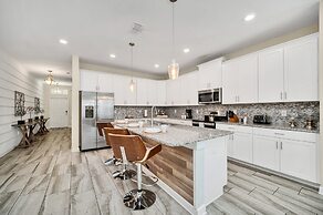 Gorgeous, Modern Home W/private Pool!