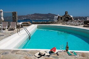 Elegant villa with ocean views & 2 pools