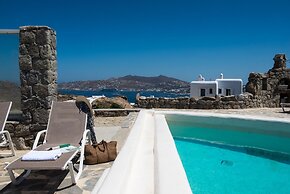 Elegant villa with ocean views & 2 pools