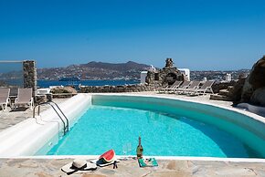 Elegant villa with ocean views & 2 pools