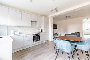 Contemporary 2 Bedroom in West London