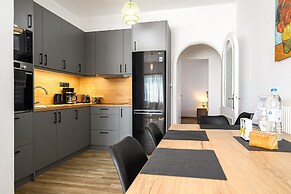 Alexander Apartments Airport