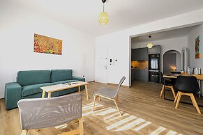 Alexander Apartments Airport