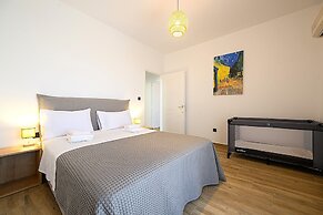 Alexander Apartments Airport