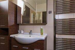 Alexander Apartments Airport