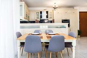 Elegant & Spacious  Apt. with Sea View