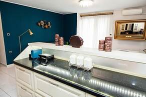 Elegant & Spacious  Apt. with Sea View