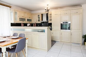 Elegant & Spacious  Apt. with Sea View