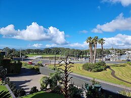 Fabulous Milford 1BR With Views & SkyTV