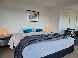 Fabulous Milford 1BR With Views & SkyTV