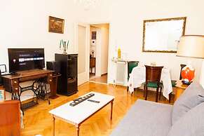 Renovated apt in the Heart of Piraeus