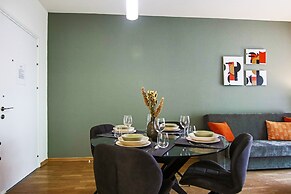 Phaedrus Living: City View Luxury Iras Flat 102