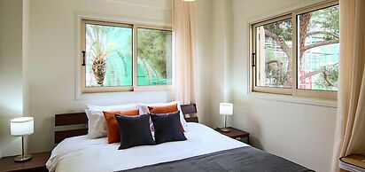 Phaedrus Living: City View Luxury Iras Flat 102