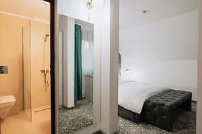 Suru Hotel & Restaurant