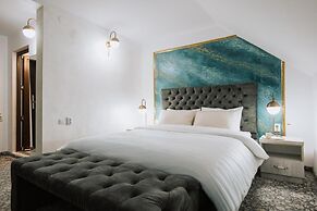 Suru Hotel & Restaurant
