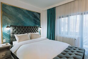 Suru Hotel & Restaurant