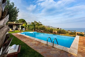Giardini-naxos Beautiful Villa With Pool