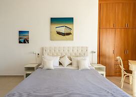 Maroulinas View Studios & Apartments