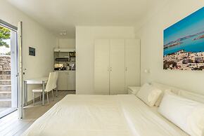 Maroulinas View Studios & Apartments