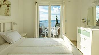 Maroulinas View Studios & Apartments