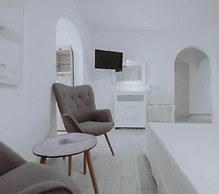 Maroulinas View Studios & Apartments