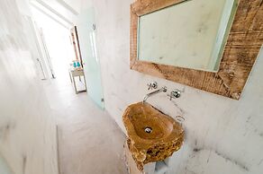 Kouros Home and Suites