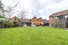 Charming 20-bed Self Contained Dwelling in Hook