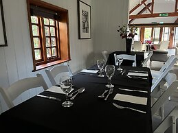 Charming 20-bed Self Contained Dwelling in Hook
