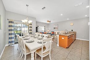 In the Heart of Kissimmee - Storey Lake Resort - 4bd/3ba Pool Townhome