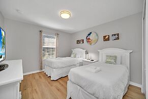 In the Heart of Kissimmee - Storey Lake Resort - 4bd/3ba Pool Townhome