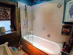 Eclectic Artists Cottage in Bohemian Hebden Bridge