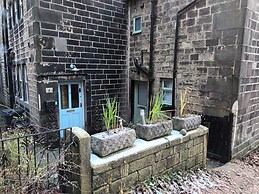 Eclectic Artists Cottage in Bohemian Hebden Bridge