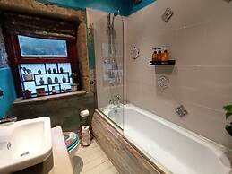 Eclectic Artists Cottage in Bohemian Hebden Bridge