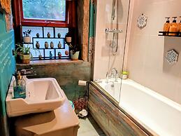 Eclectic Artists Cottage in Bohemian Hebden Bridge