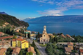 Gufo- Flowers -100 mt Near Lake