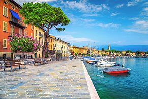 Gufo- Flowers -100 mt Near Lake