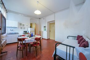 Gufo- Flowers -100 mt Near Lake