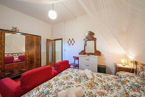 Gufo- Flowers -100 mt Near Lake