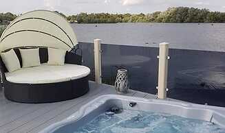 Lakeside Hot tub Holiday Tattershall Lakes