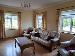 Spacious 6 Bed House 10 Minutes From Knock Airport