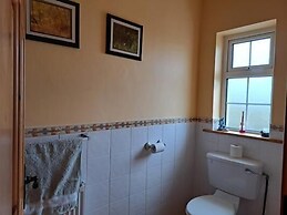 Spacious 6-bed House 10 Minutes From Knock Airport