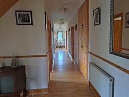 Spacious 6-bed House 10 Minutes From Knock Airport