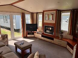 Spacious 2 bed Holiday Home Entertainment on Site