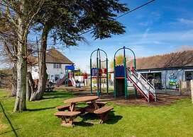 Spacious 2 bed Holiday Home Entertainment on Site