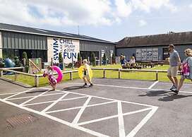 Spacious 2 bed Holiday Home Entertainment on Site