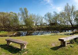 Spacious 2 bed Holiday Home Entertainment on Site