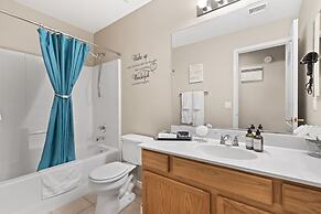 Cozy Hidden Gem - 3BR - 1Den w Backyard